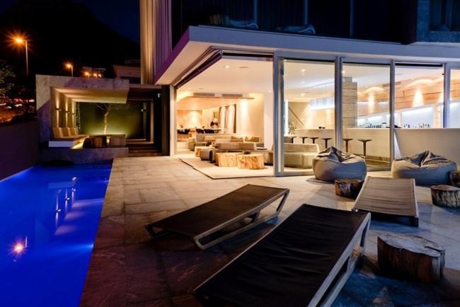 piscina com espreguiçadeiras e hotel boutique na cidade do cabo