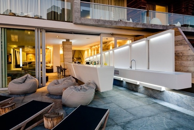 hotel de design de cápsula com área de bar aberto na cidade do cabo