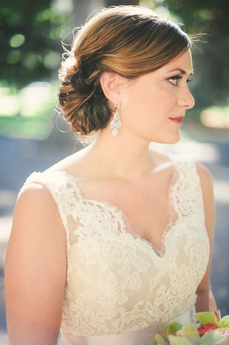 vestido de noiva com penteados de lado com alfinetes de renda