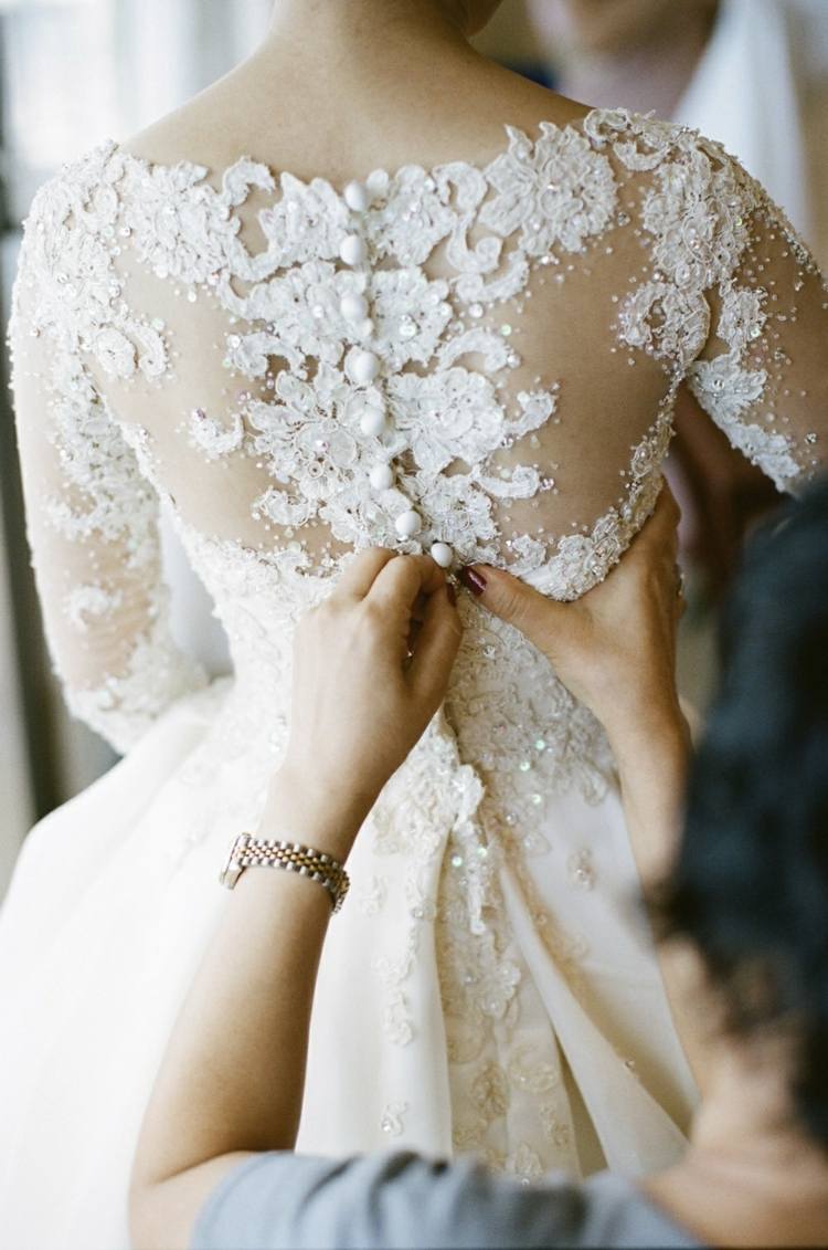 vestido de noiva com destaque nas costas botões de renda vintage design