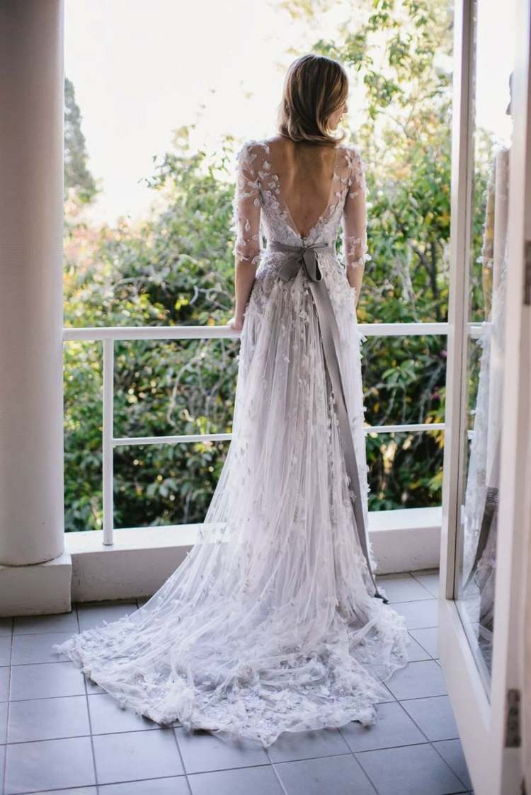 vestido de noiva tecido transparente com design blueten e laço cinza ideia