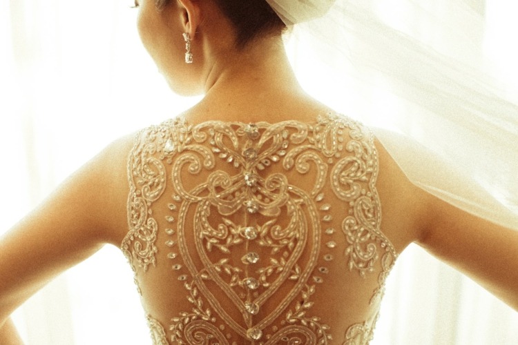 vestido de noiva bordado com acento nas costas pérolas transparentes