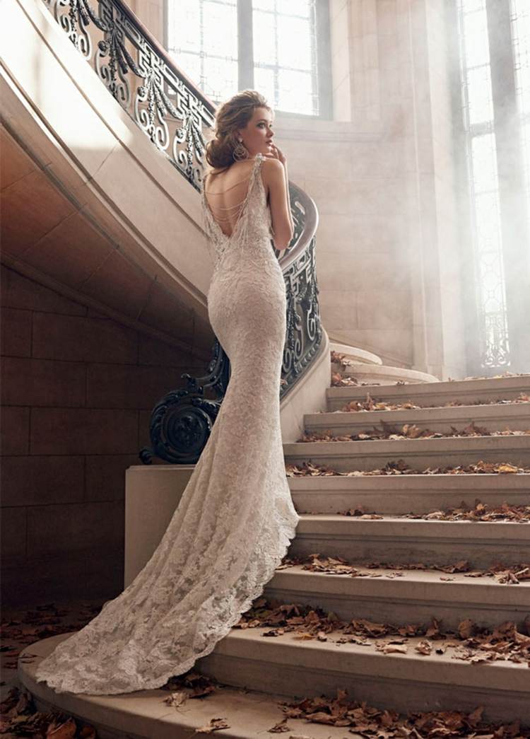vestido de noiva de renda sem encosto colares de pérolas acento escada sereia