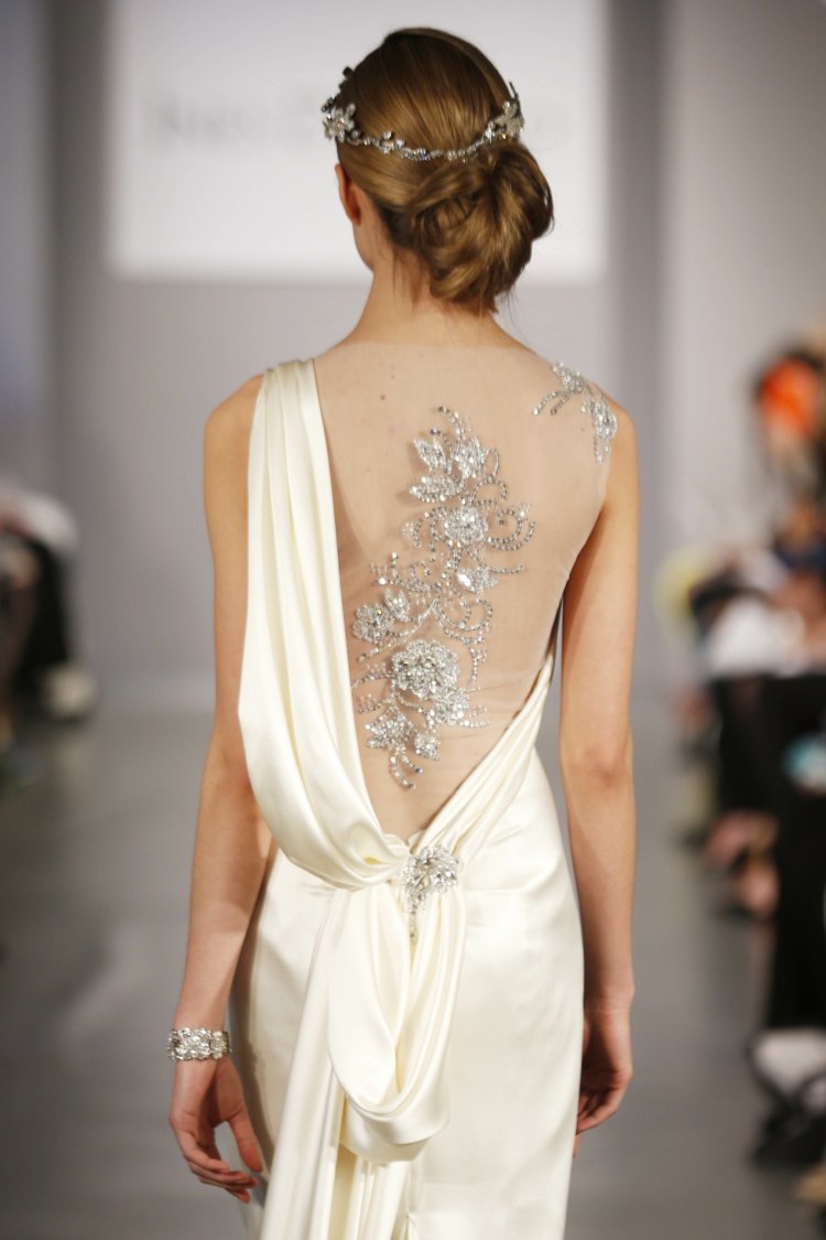 vestido de noiva estilo romano estilo nude guirlanda de cristais bordados