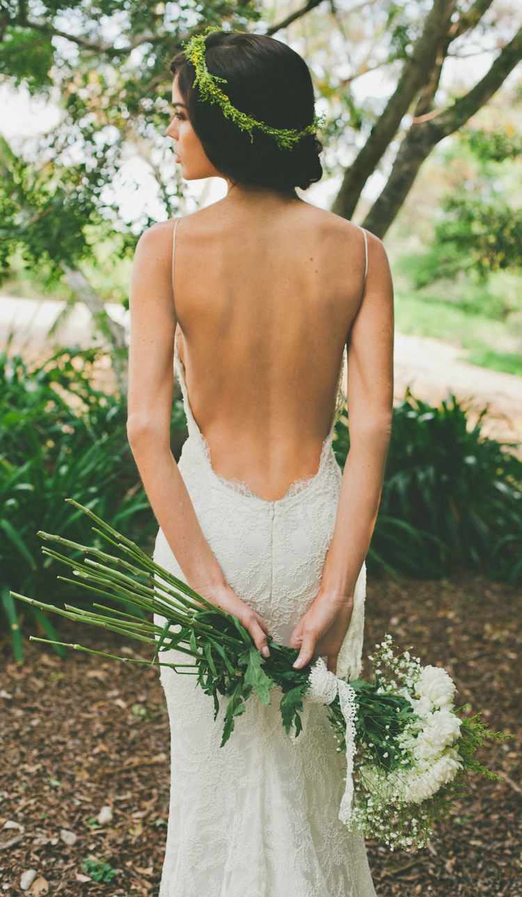 vestido de noiva sem costas, grinalda, flores, rendas, design