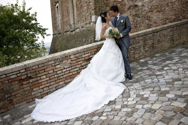 marido-esposa-casamento-beijo-flores-decoração