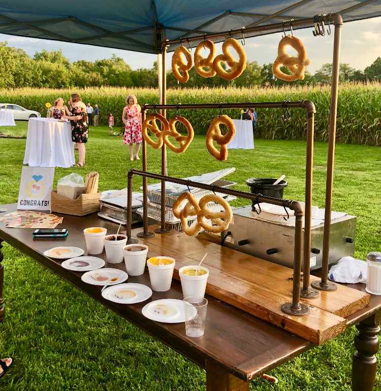 barra de pretzel suporte de cobre festa de casamento festa rústica jardim gramado
