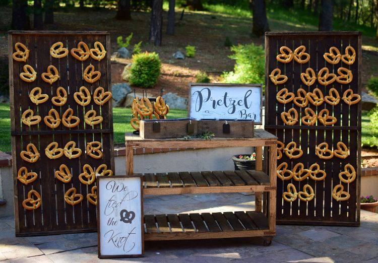 pranchas de madeira para festa de casamento pretzels pendurados no jardim de bolinhas de pretzel