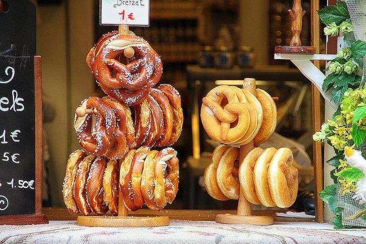 Configure a tigela de bar de pretzel para decoração tradicional de mesa de madeira