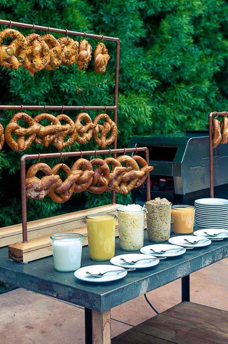 Barraca de comida pretzels pretzels recém-assados ​​em recipientes de vidro