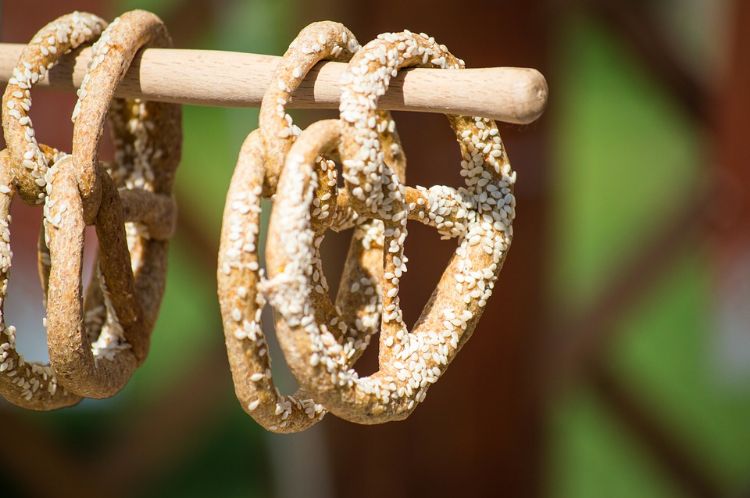 Monte uma barraca de bar de pretzel coberta com close-up de sementes de gergelim