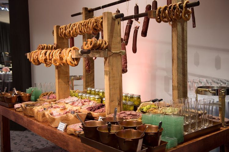 tábuas de madeira pretzels para festa de casamento pendurar bar de pretzel configurar salgadinhos salgados no jardim presunto salame taças de champanhe