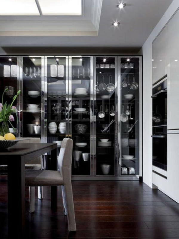 armário de cozinha com espaço de armazenamento prático