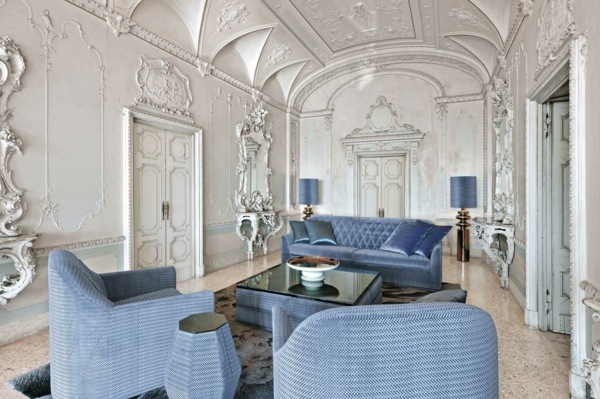 Poltrona Smania azul com sala de estar luxuosa