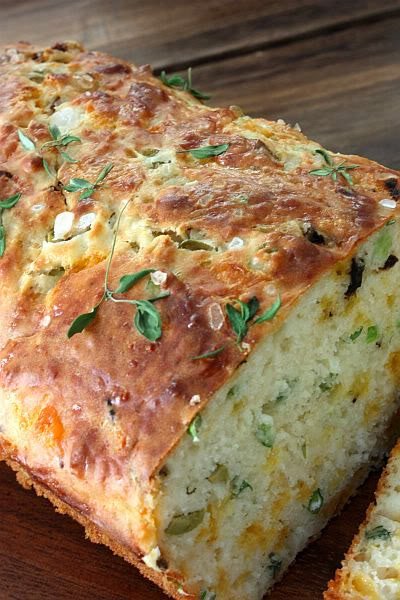 Asse pão com leite-manteiga-erva-parmesão-azeitonas verdes sem fermento