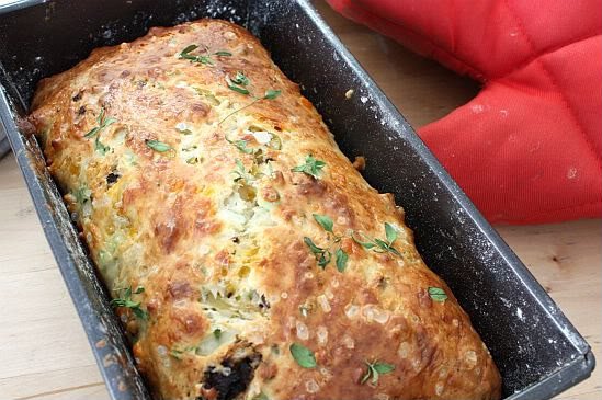 Pão de leitelho-erva-queijo sem receita de cozimento de fermento