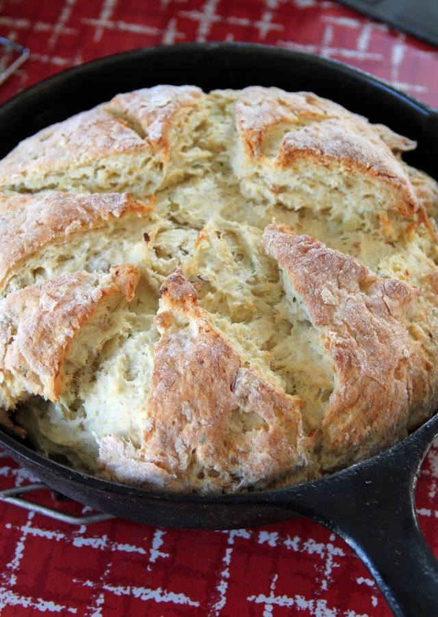 Preparação de receita de pão de batata sem fermento