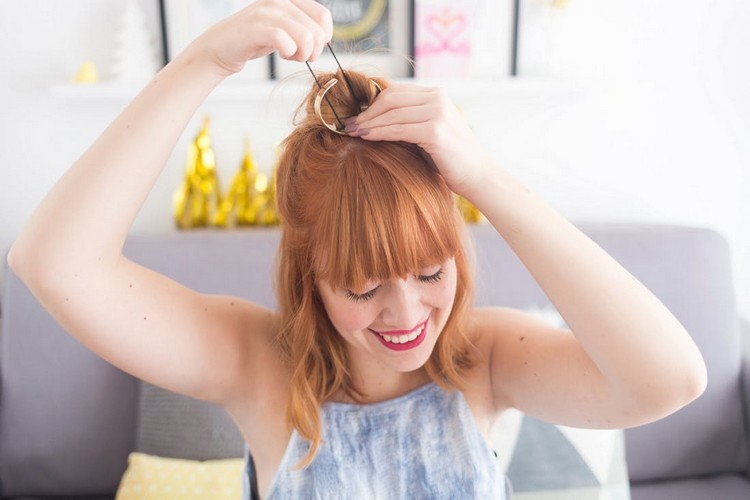penteado faça você mesmo com punho de coque apenas meio coque