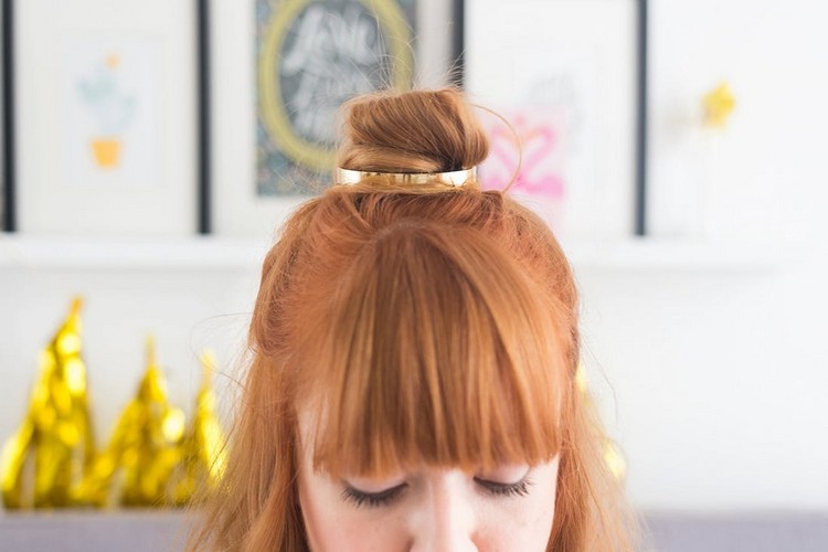 Punho de coque faça você mesmo com acabamento em meio coque penteado com franja reta
