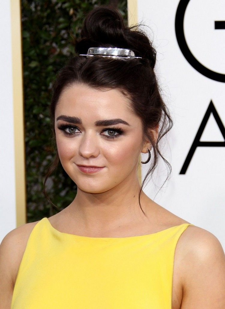 coque solto com punho de coque celebridade penteado maisie williams