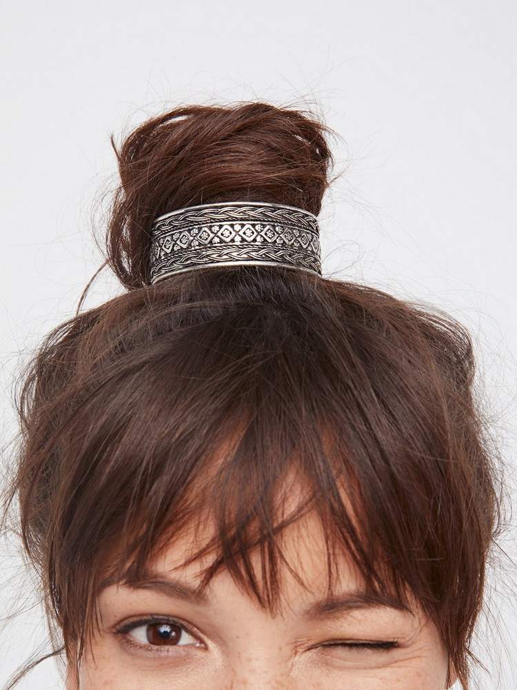 tendência de acessório de cabelo com coque e cuff lindos coques
