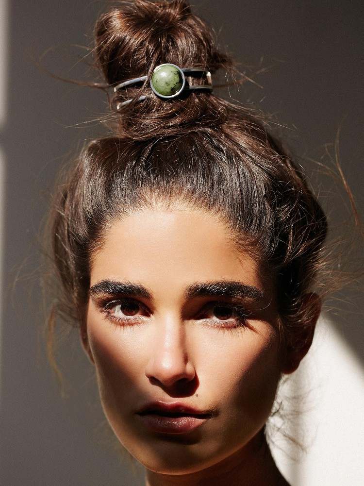 Cabelo comprido com coque bagunçado fecho de pedra verde