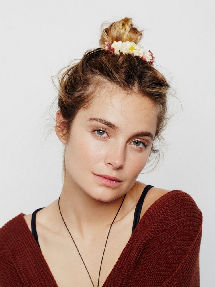 Coque bagunçado com fecho de flores, ideia de estilo de primavera