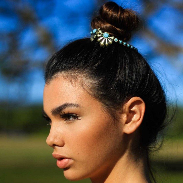 penteado coque com acessório de cabelo embelezar a tendência do punho do coque