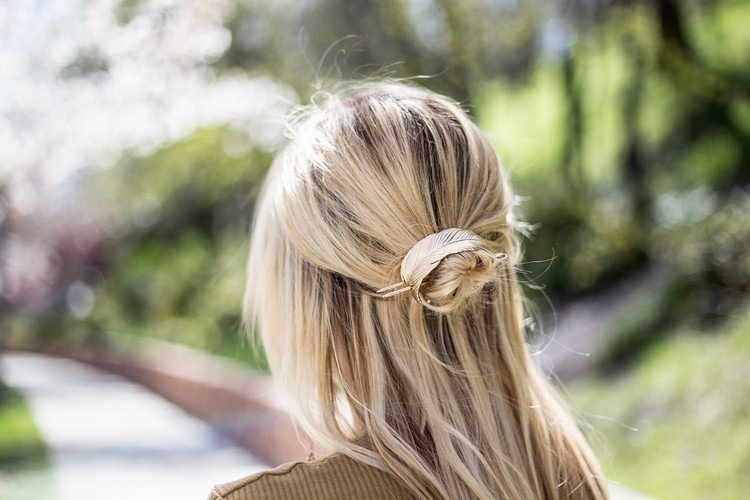 meio coque bagunçado, penteado, pena, grampo de cabelo