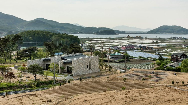 Casa-bangalô-pedra natural-moderna-viva-natureza-seul