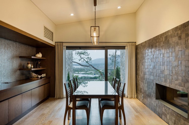 bangalô-casa-pedra natural-moderno-estar-sala de jantar-madeira-escura-lareira