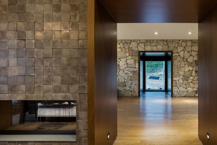 bangalô-casa-pedra natural-moderna-viva-interior-concreto-madeira