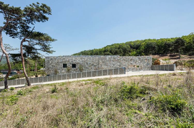 bangalô-casa-pedra natural-moderna-viva-telhado plano-inclinado-cerca