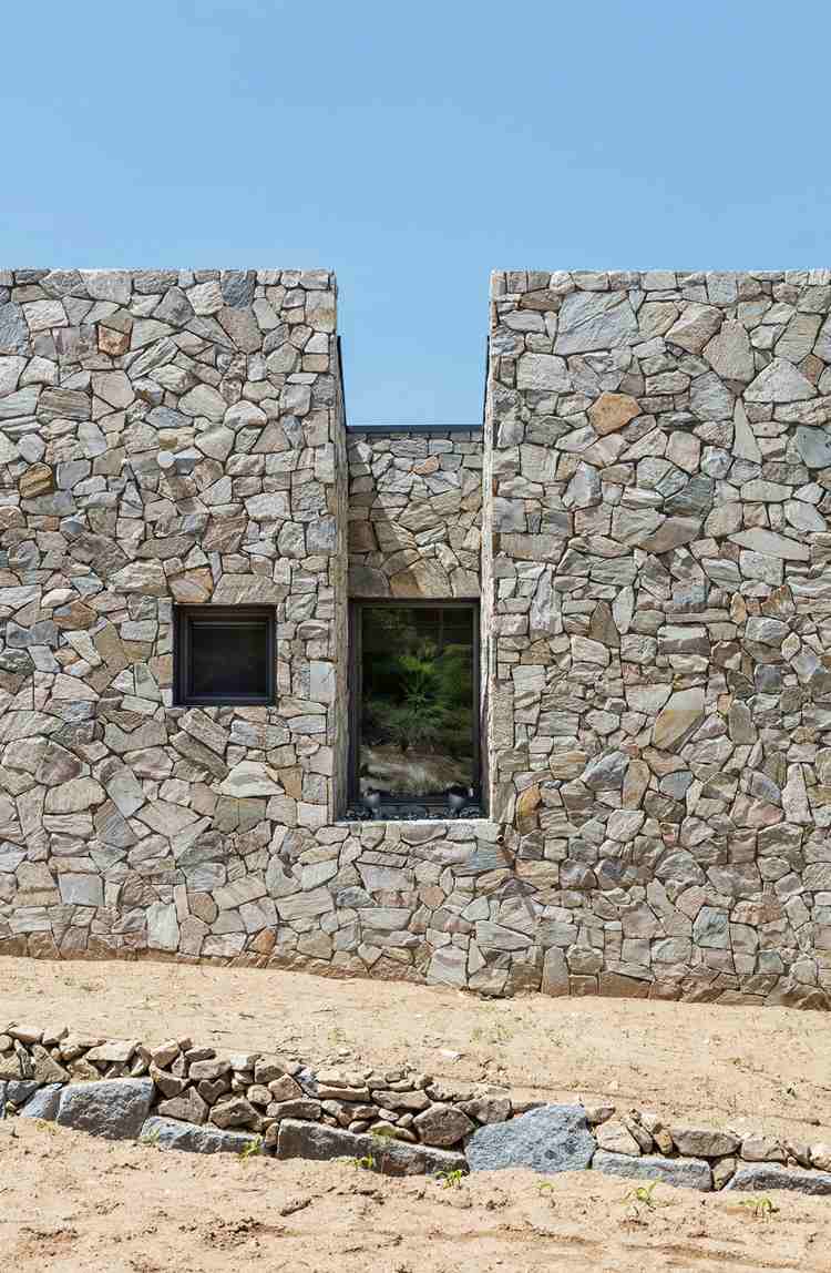 bangalô-casa-pedra natural-moderno-viver-fora-janela-pequeno