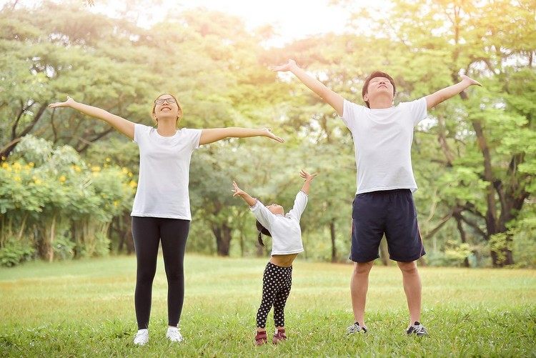 Quais exercícios ajudam no combate à dor nas costas em crianças girafa