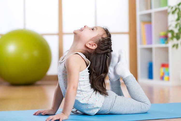 Exercícios de ioga para crianças com dor lombar ajudam Kobra