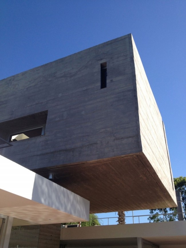 Construção de concreto em concreto com corpo cantilever Estudio Botteri Connell-Arquitectos