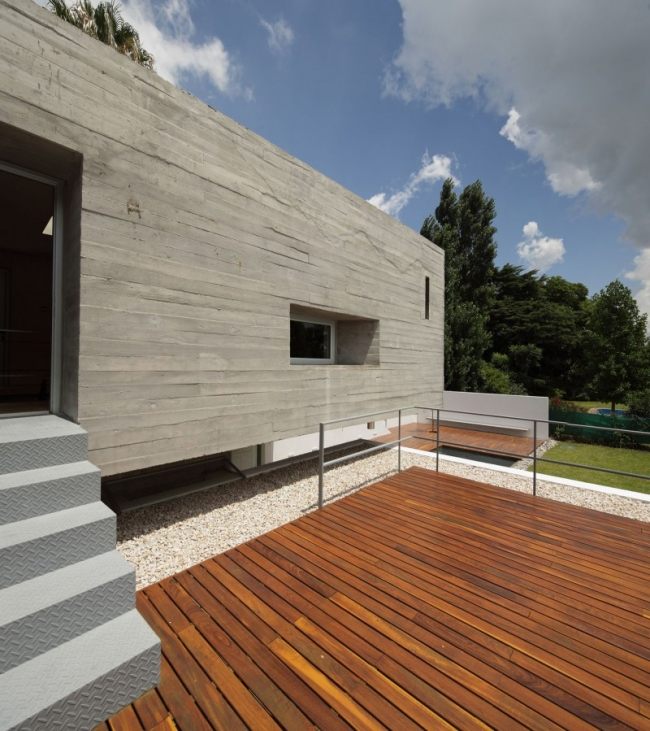 Bunker house deck de madeira piscina deck purística construção escadas de metal