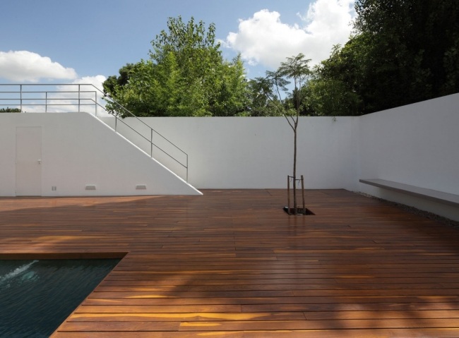 Casa de design terraço de madeira com piscina cultivada