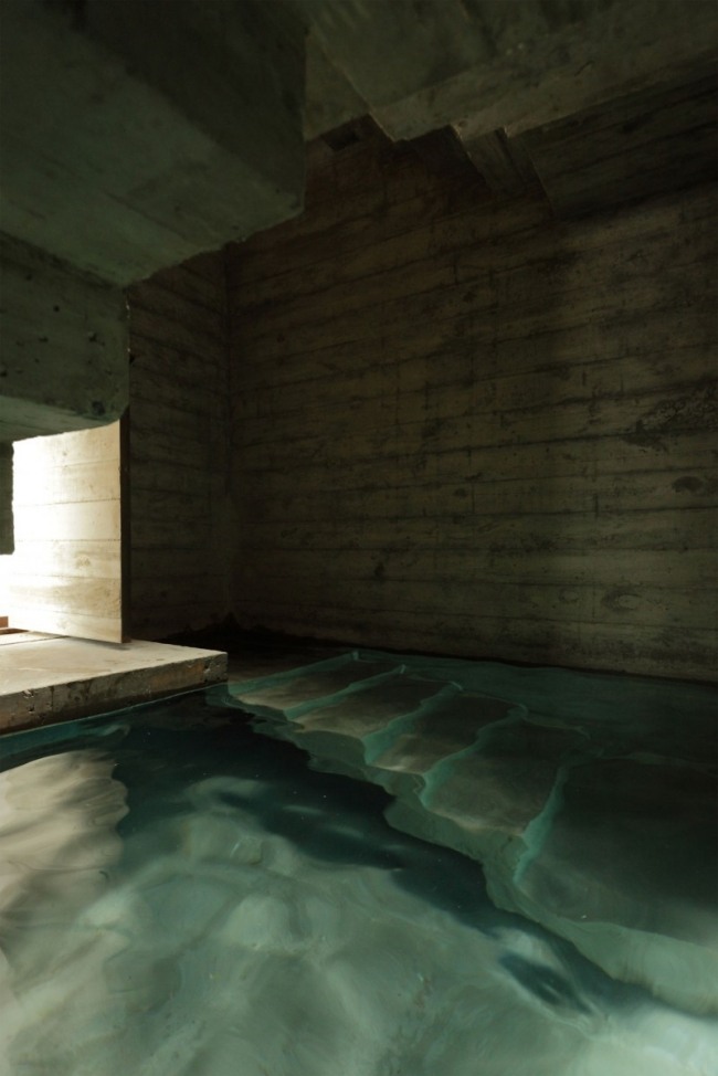 Casa de concreto, escada de materiais para piscina interna