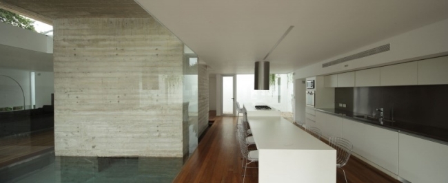 casa de concreto design de interiores cozinha moderna purística deck de madeira piscina