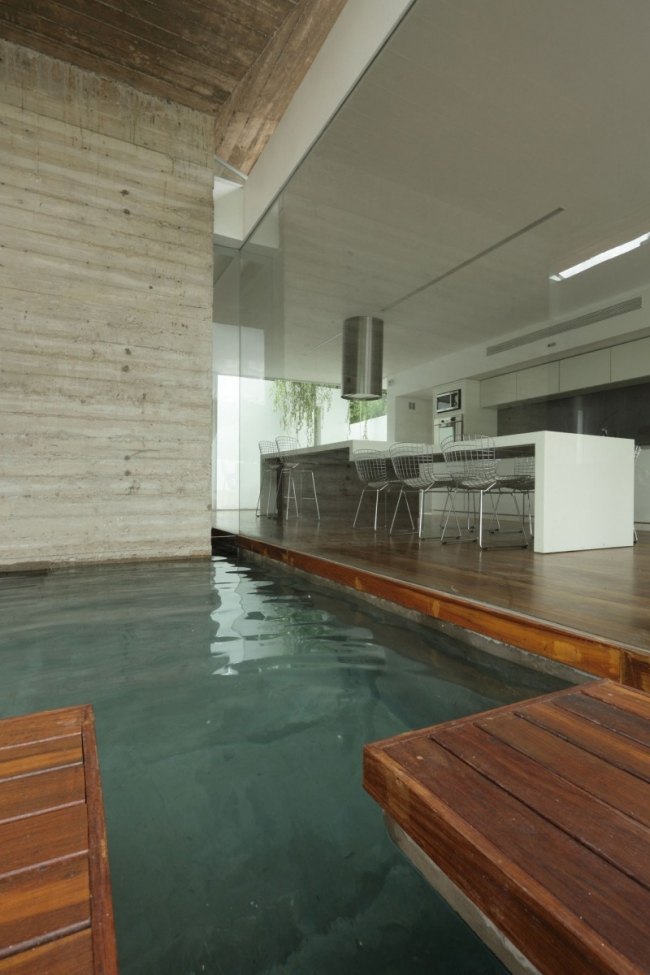 Design de interiores, casa moderna de concreto, cozinha - inserção de vidro - piso de madeira