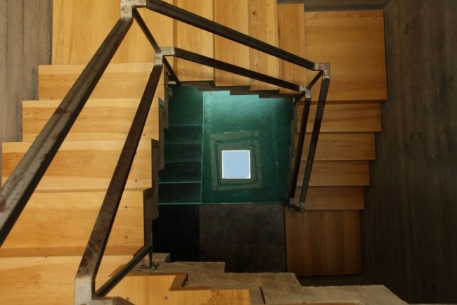Projeto de escada em espiral, escadas de madeira, corrimão de metal, casamata
