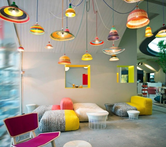 cadeiras-coloridas-poltronas-tricô-lâmpadas pendentes-design-para-um-ambiente-especial