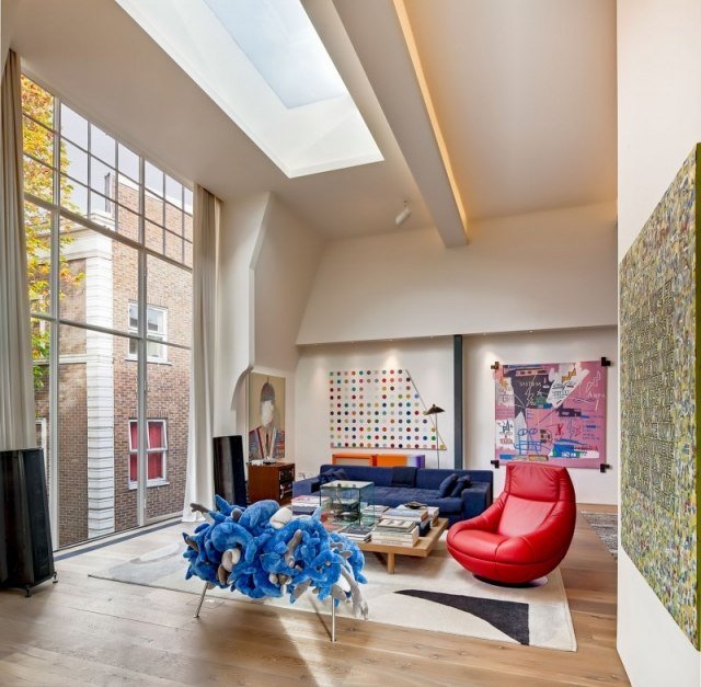 Cor-design-sala-vermelho-poltrona-sofá-veludo-azul-decoração de parede-pinceladas