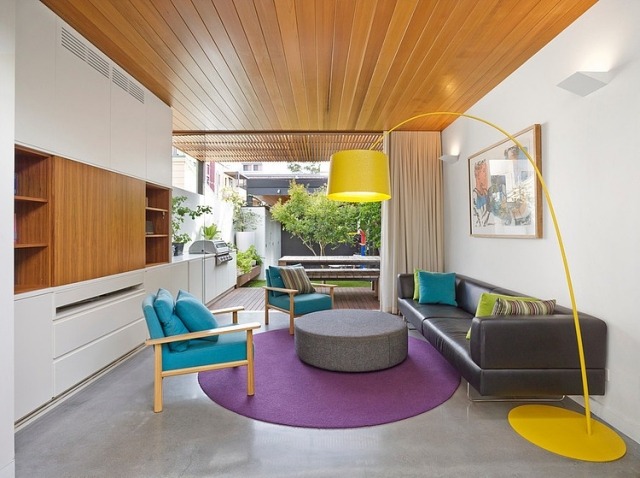 Moderno-apartamento-mobiliário-clássico-amarelo-piso-abajur-azul-almofadas