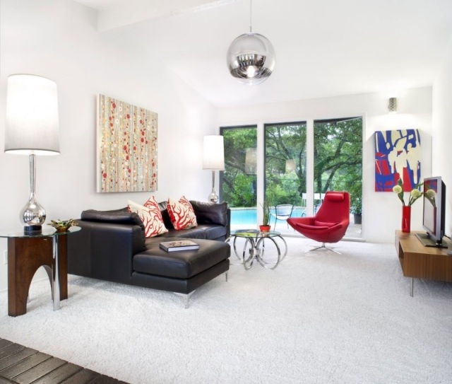 cor-design-sala de estar-couro-sofá-preto-vermelho-poltrona-tapete branco