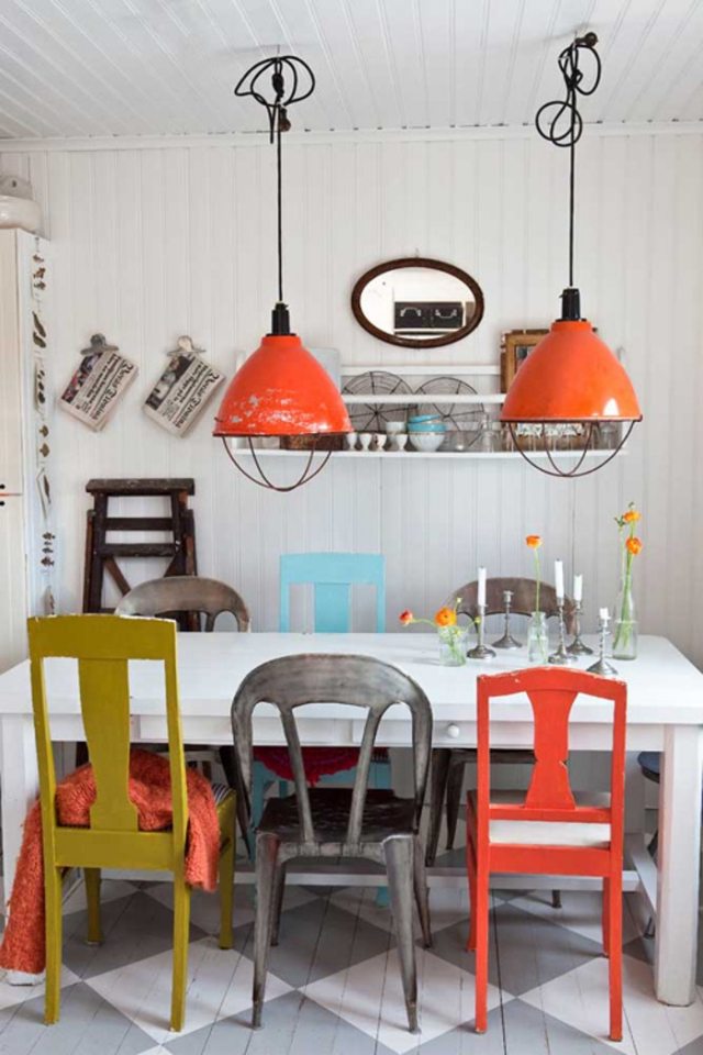 vintage-mix-cozinha-cadeiras-retro-lâmpadas suspensas-cores-metálico-amarelo mostarda