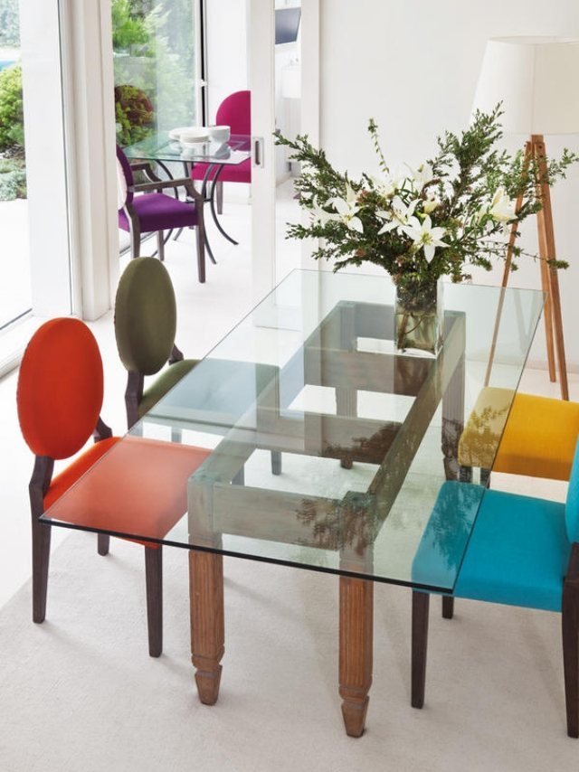 sala-vidro-mesa-retangular-clássico-cadeira-design-colorido