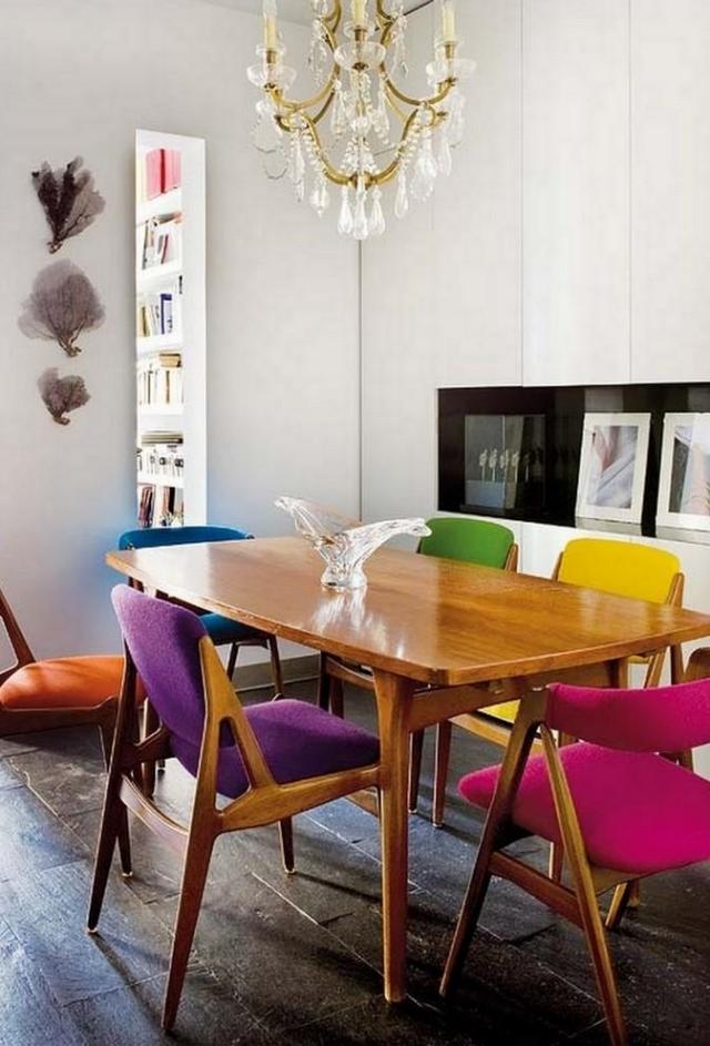 sala de jantar-cadeiras de madeira-retro-clássico-colorido-tampas-lustre-cristais de vidro